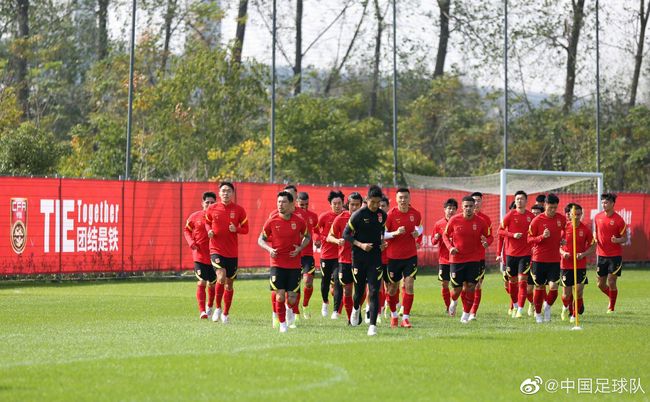 而他，因为跟苏知鱼、贺知秋约好了要在帝豪集团开会，所以便一个人驱车离开，前往帝豪集团。